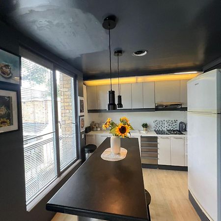 One Bed House In Camden Town Villa Лондон Екстериор снимка