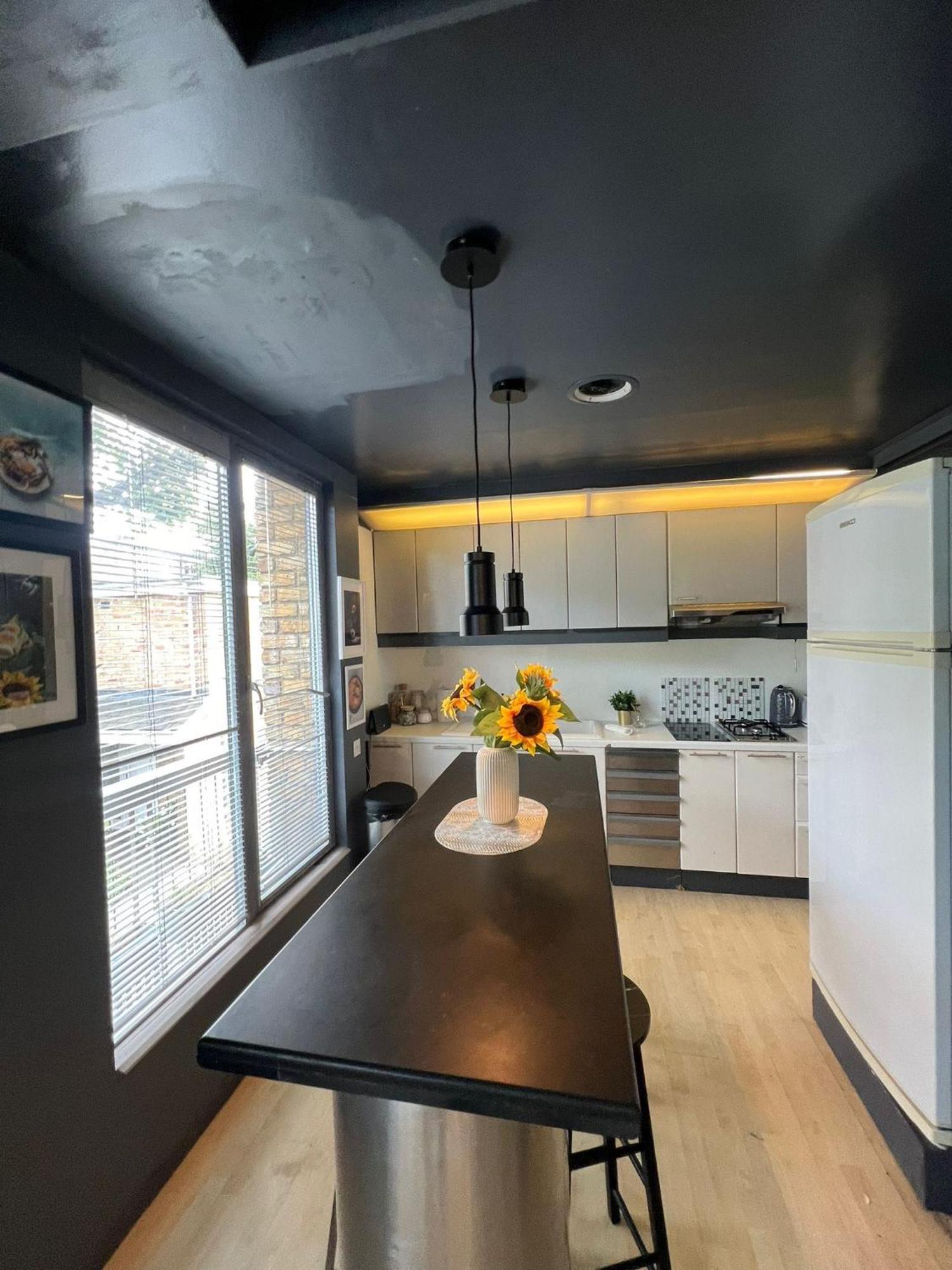 One Bed House In Camden Town Villa Лондон Екстериор снимка