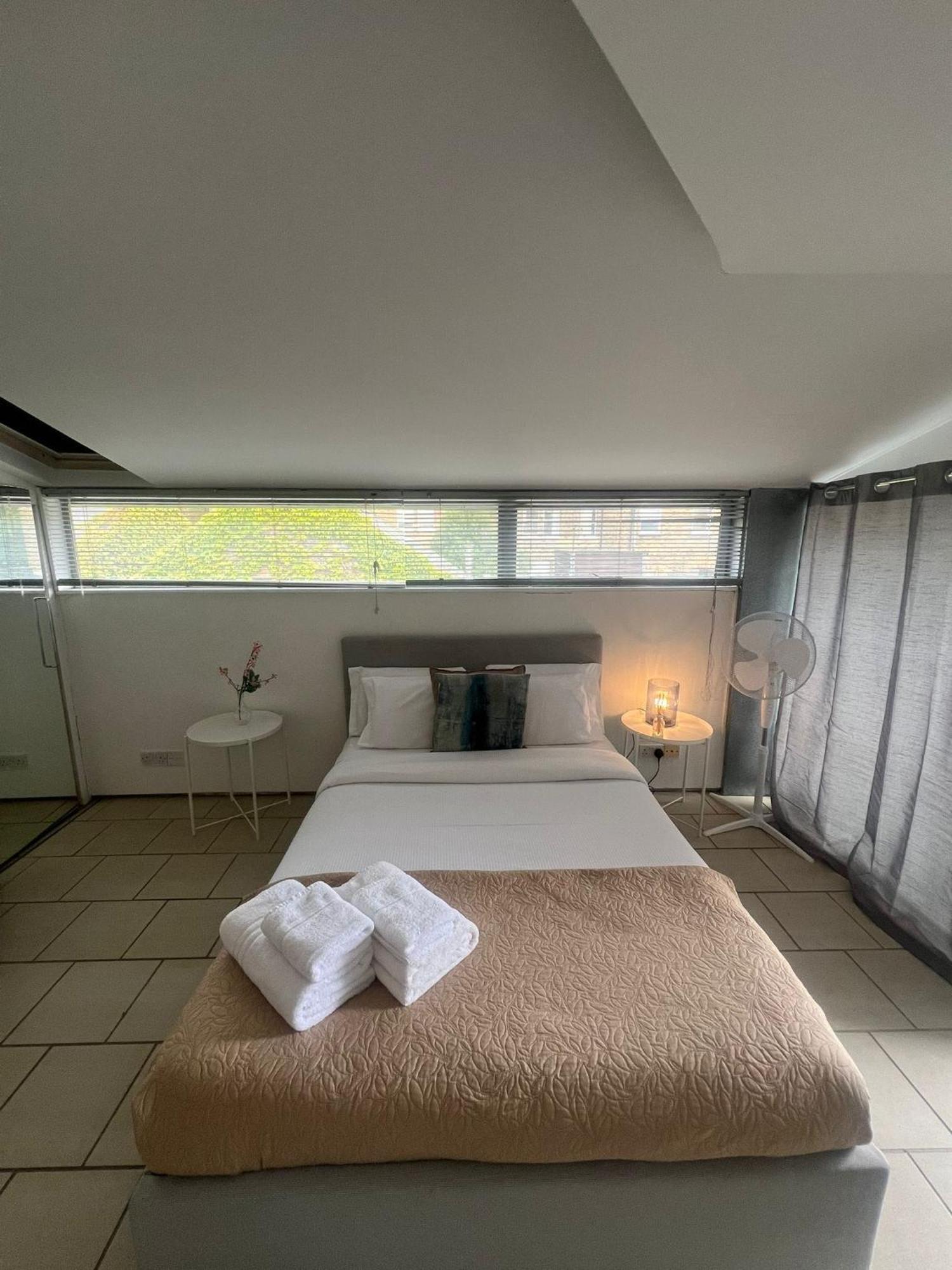 One Bed House In Camden Town Villa Лондон Екстериор снимка
